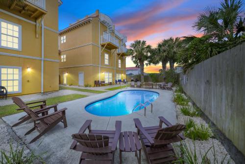 Summer Special, Lux 4BR House Sleeps 12, Pool, Elevator, King bed