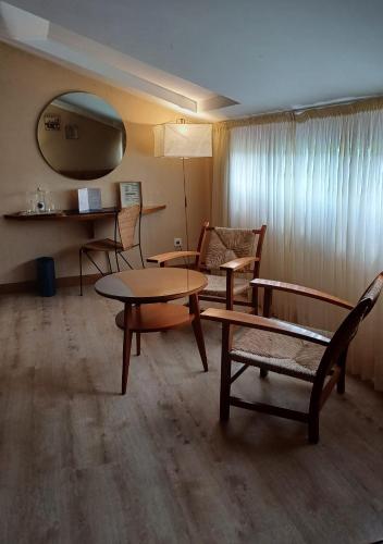 บริการและสิ่งอำนวยความสะดวก, Ruta Jacobea near สนามบินซานติอาโก เด กอมโปสเตลา