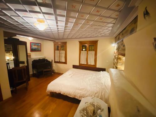 1 queen bed, 1 twin bed