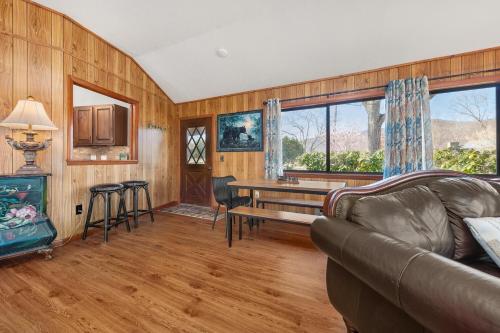 Cornerstone Cabin at Springdale Cornerstone Cabin at Springdale