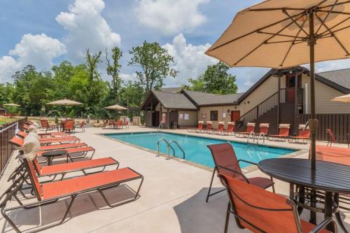 NEW Const Sleeps 6 Pool - close to Pkwy