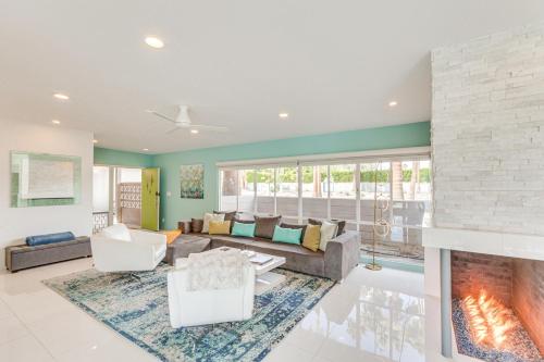 Palm Springs Oasis with Mtn Views, 2 Mi to Dtwn! in Palm Springs, USA