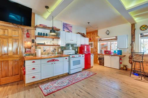 Cozy Kenai Abode with Private Deck 5 Mi to Ocean!