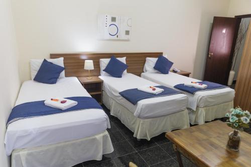 3 twin beds
