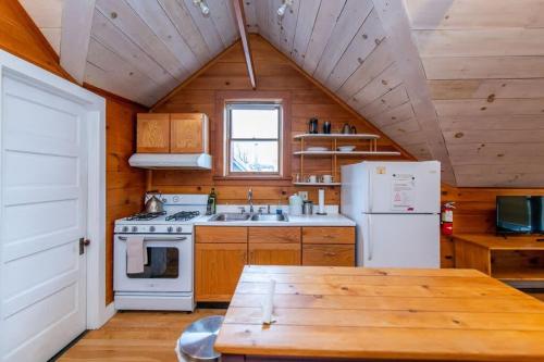 Bright and Cozy Treehouse Apartment in Burlington, USA