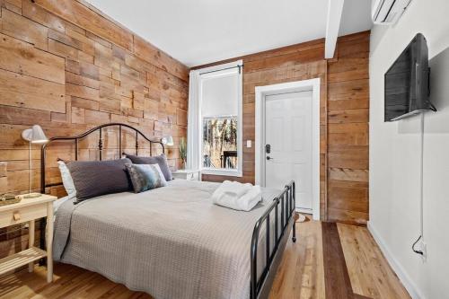 The Brick House-Walk DT or U of A- 3 Suites in Fayetteville, USA