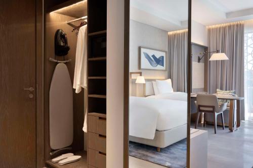 Deluxe Room with Two Double Beds, Balcony and Bay View image 2