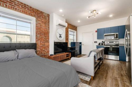 Central Loft with Pool Table! Pet-friendly Haven! in Columbus, USA