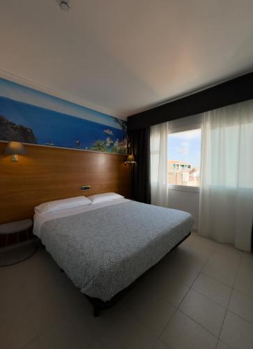 Deluxe King Room image 7