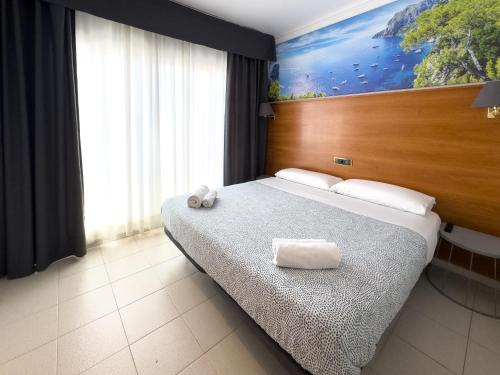 Deluxe Double Room with Balcony image 7