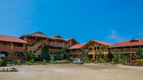 Exterior view, Victor Hugo Hotel in Puerto Lopez