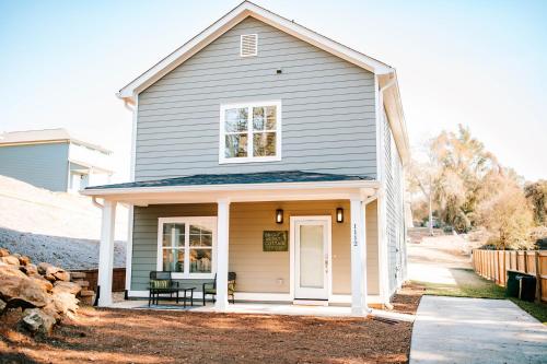 Bright Artists Cottage-mins To Dt,campus,stadium in Athens, USA