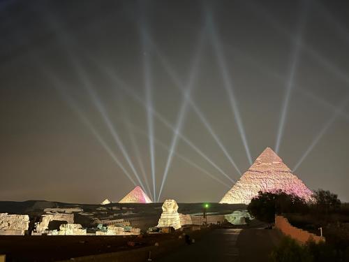 The Gate Hotel Front Pyramids & Sphinx View