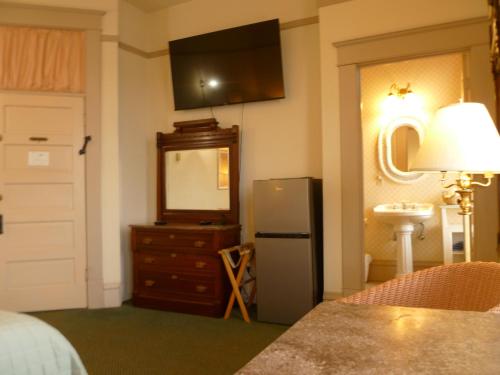 539728840 Hotel Planter