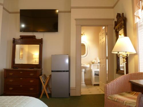 539729168 Hotel Planter