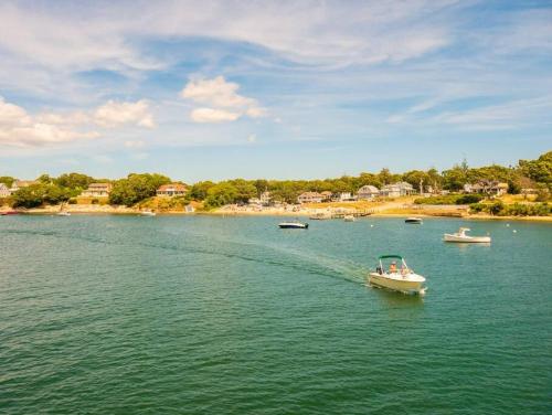 Spacious 4BR Home near Water Park, Pond & Beaches Spacious 4BR Home near Water Park, Pond & Beaches