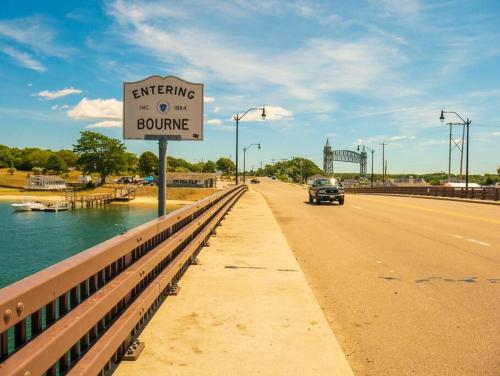 Spacious 4BR Home near Water Park, Pond & Beaches Spacious 4BR Home near Water Park, Pond & Beaches