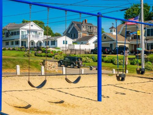 Spacious 4BR Home near Water Park, Pond & Beaches Spacious 4BR Home near Water Park, Pond & Beaches