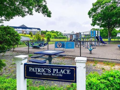 Spacious 4BR Home near Water Park, Pond & Beaches Spacious 4BR Home near Water Park, Pond & Beaches