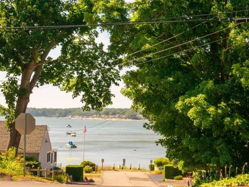 Spacious 4BR Home near Water Park, Pond & Beaches Spacious 4BR Home near Water Park, Pond & Beaches