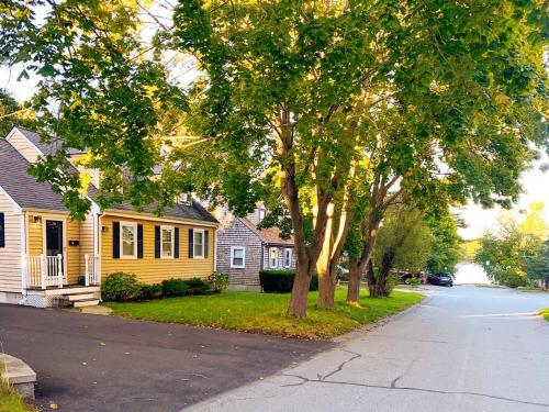 Spacious 4BR Home near Water Park, Pond & Beaches Spacious 4BR Home near Water Park, Pond & Beaches