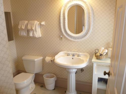 539730309 Hotel Planter
