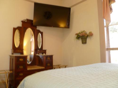 539733735 Hotel Planter