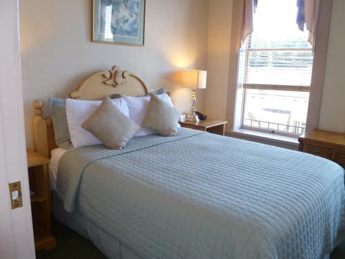 539737031 Hotel Planter