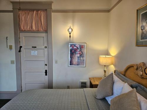 539737214 Hotel Planter