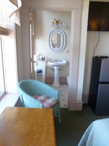 539737689 Hotel Planter