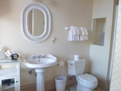 539737937 Hotel Planter