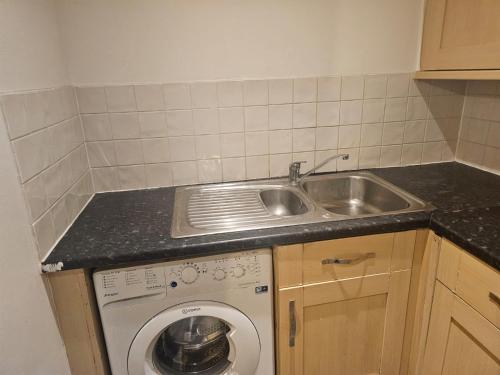 Big double room with bathroom in 2 bedroom flat kitchen is shared