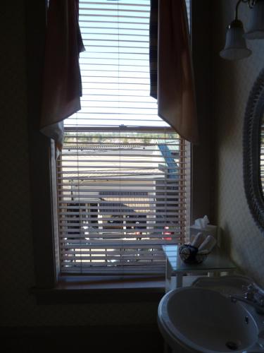 539738262 Hotel Planter