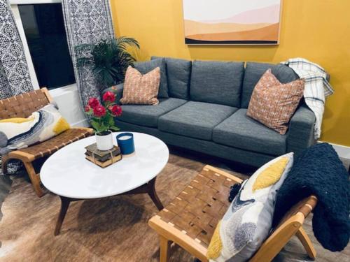 Beautiful Modern Apartment in Hollywood 2br 2ba 3707 in Los Angeles, USA