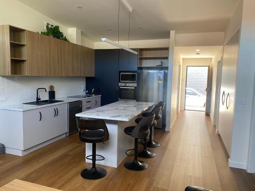 Luxe & Superior 2BR Villas Patio Free Parking & Wifi - Apartment - Launceston