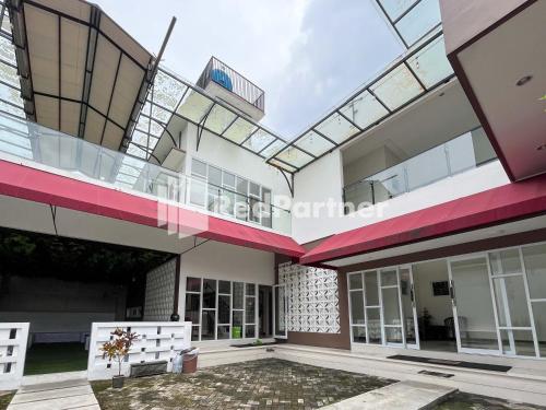 Exterior view, Griya Borobudur Malang Syariah RedPartner near Train Station Belimbing