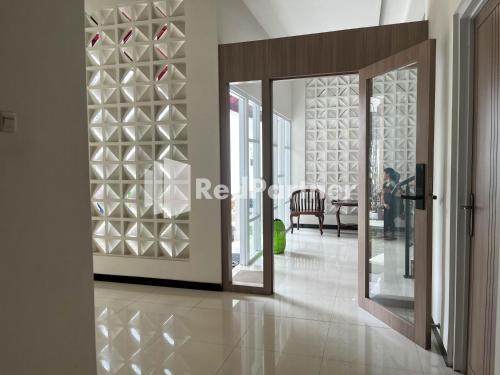 Exterior view, Griya Borobudur Malang Syariah RedPartner near Train Station Belimbing