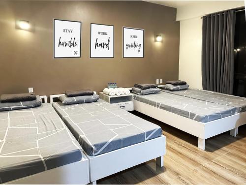 4 twin beds