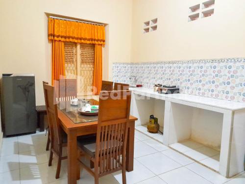LH101 Guest House Syariah near Makam Sunan Bonang RedPartner in Tuban