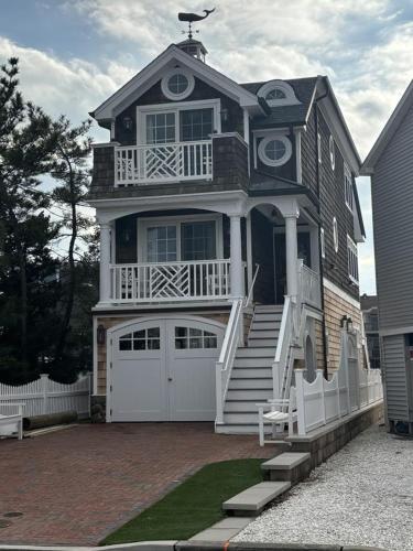 Beautifully Done 3 Bedroom Single Family Home Close To The Bay In Ship Bottom in Ship Bottom, Vereinigte Staaten von Amerika