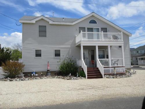 Large Five Bedroom Home Located Close To The Bay Beach In Surf City, in Surf City, USA