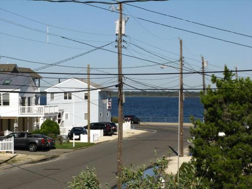 Large Five Bedroom Home Located Close To The Bay Beach In Surf City, in Surf City, USA