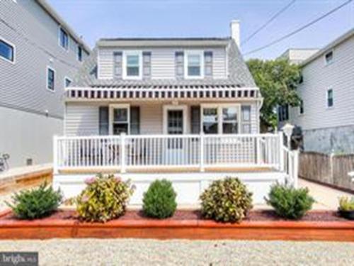 . Adorable 2 Bedroom Second Floor Duplex In Ship Bottom, Short Walk To The Beach,