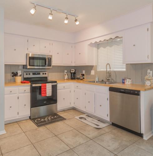 Dapur, Cheerful 3 BR 2BA Home in Great Neighborhood! in Jacksonville (AR)