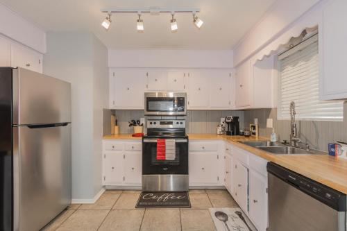 Dapur, Cheerful 3 BR 2BA Home in Great Neighborhood! in Jacksonville (AR)