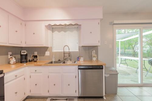 Cheerful 3 BR 2BA Home in Great Neighborhood! in Jacksonville (AR)