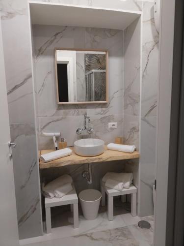 Quartieri Spagnoli Rooms 2