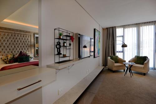 Houghton Suites - image 4
