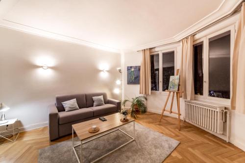Spacious and bright 70m² square AIL - Tap to explore photos