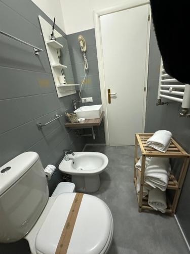 Deluxe Double Room with Side Sea View image 5